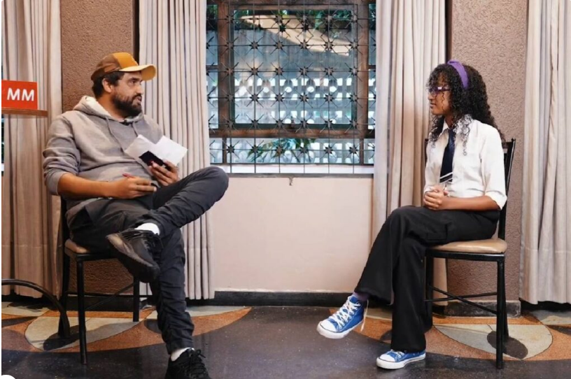 Maju Crecencio sendo entrevistada por Alorino