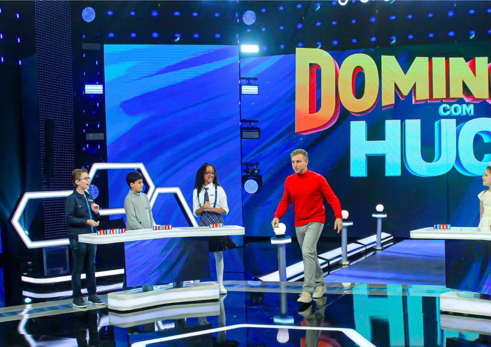 Maju Crecencio participando do programa de TV 'Pequenos Gênios' e recebendo prêmios internacionais