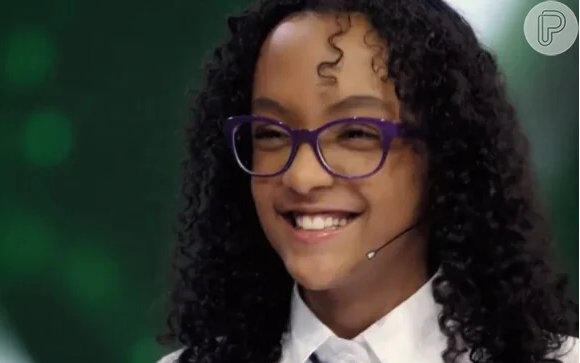 Maju Crecencio sendo entrevistada pelo Purepeople